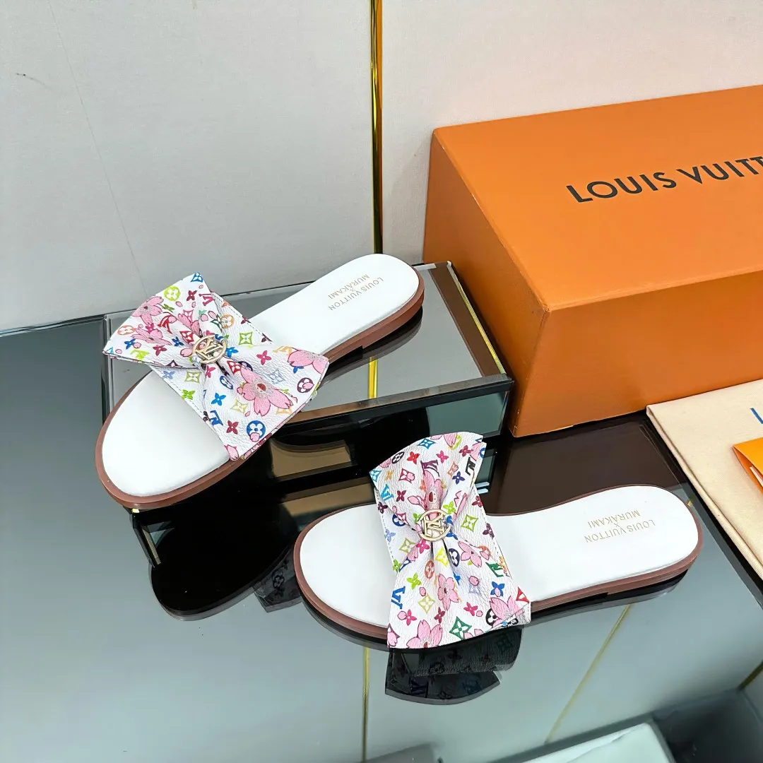 👟👟Ex-factory price 280👟👟 (available all year round) ❥V’s latest popular special material lock it series lock mop, super heavy industry launches! The golden lock on the toe is engraved with the LV letters logo 🔸Number of sizes 34-42) Welcome new and old customers to place orders in the picture above.
